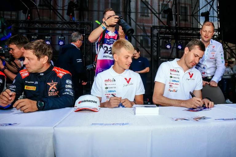 Rally Estonia 2024 avaüritus Tartu raekojas. Vaher osales koos kaardilugeja Sander Pruuliga ka autogrammide jagamisel.