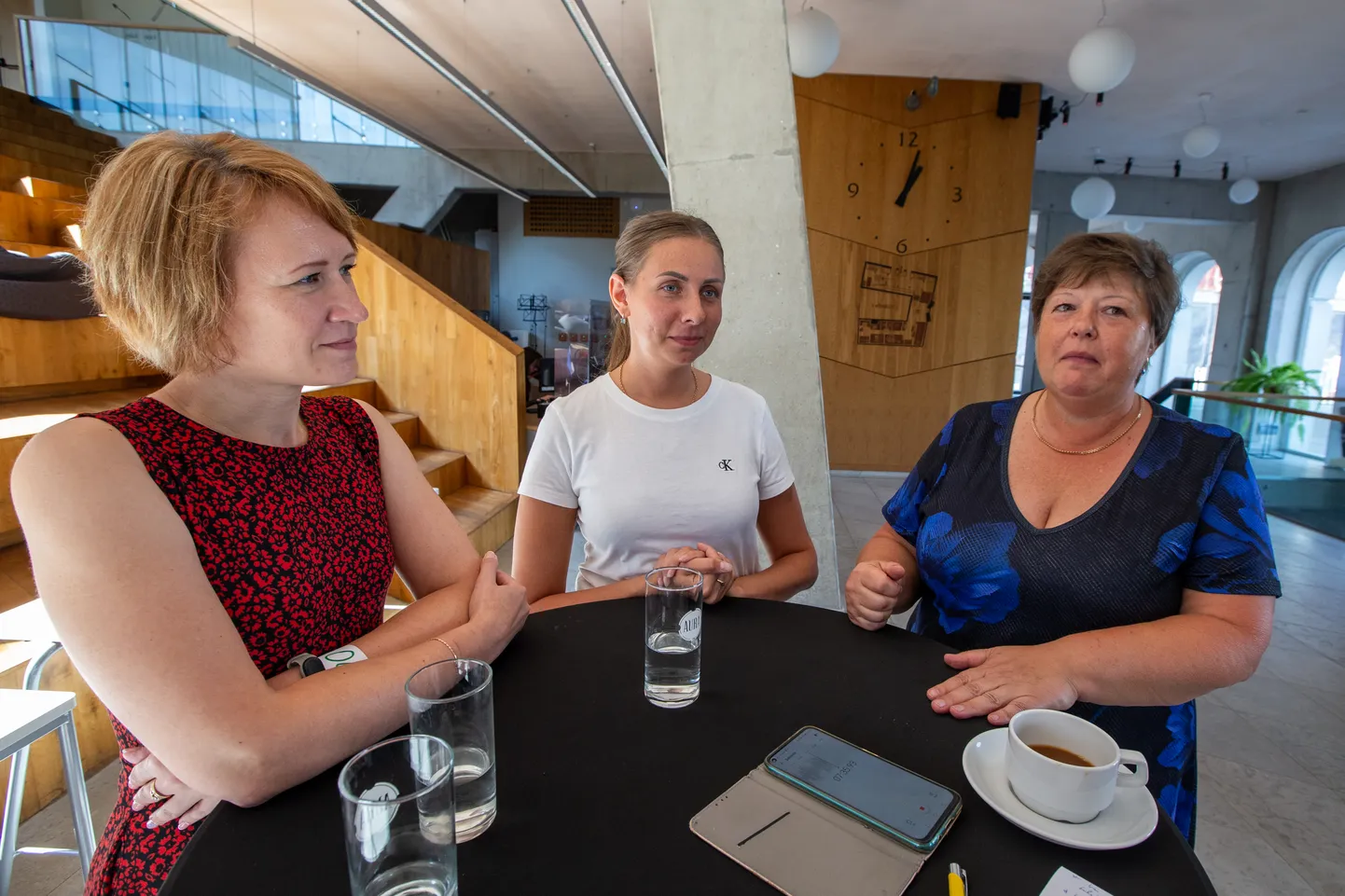 Olga Grigorjeva, Irena Hutter ja Sirje Maala ütlevad, et Kohtla-Järvel on üleminekuks pikalt valmistutud. Sellevõrra läheb algaval õppeaastal kergemini.