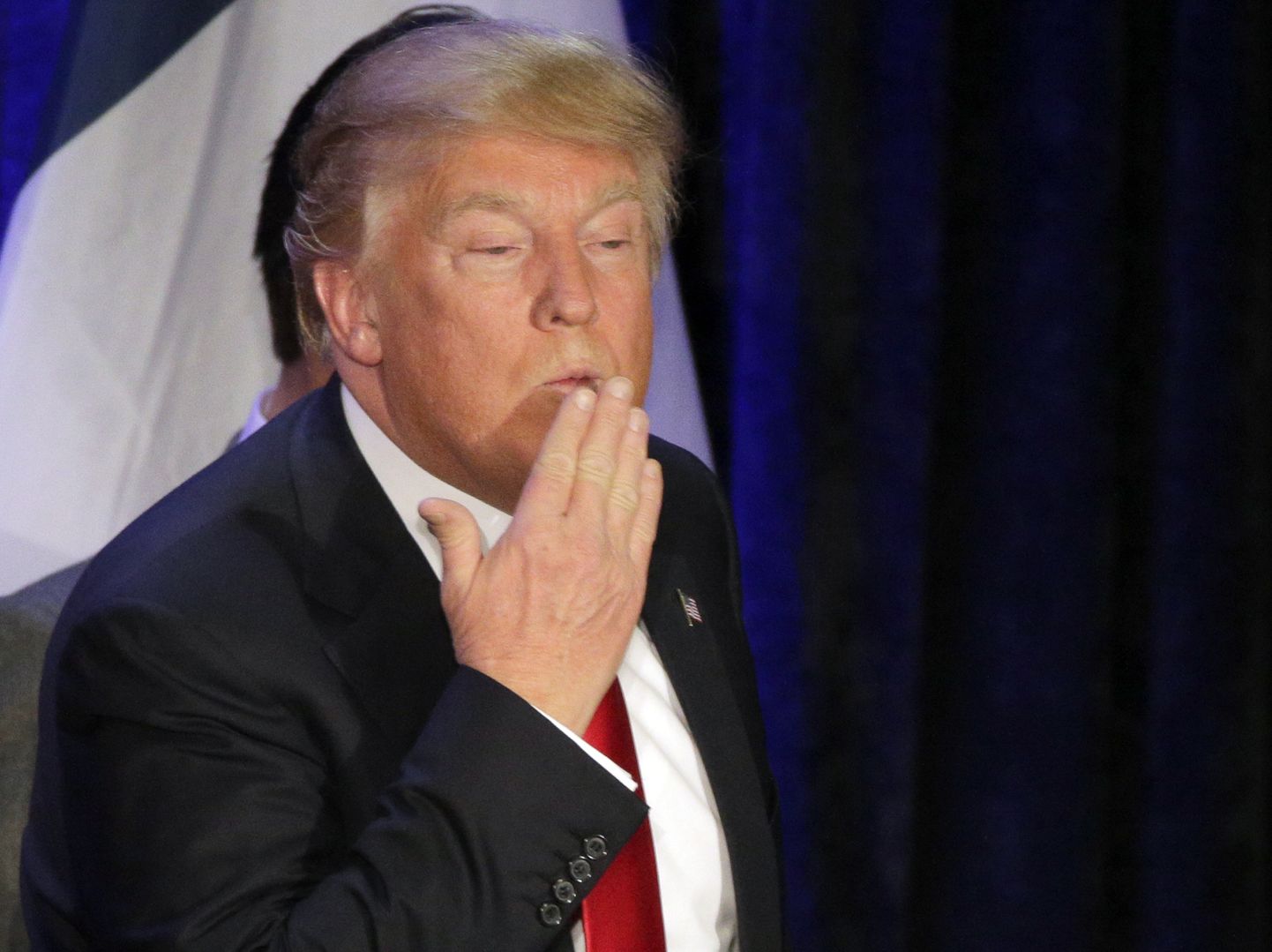 USA presidendi Donald Trumpi endine kampaaniatöötaja andis ta loata suudluse pärast kohtusse.
