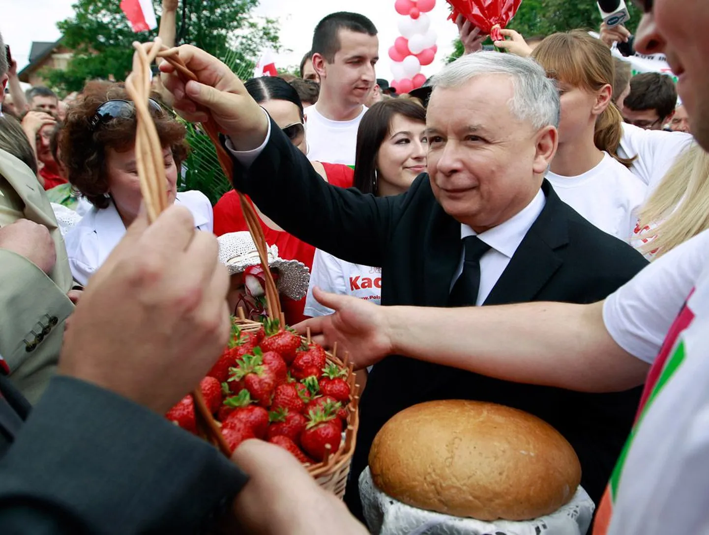 Poola riigipeaks kandideerivale Jarosław Kaczyńskile kingiti Gorno külas maasikaid ja leiba.