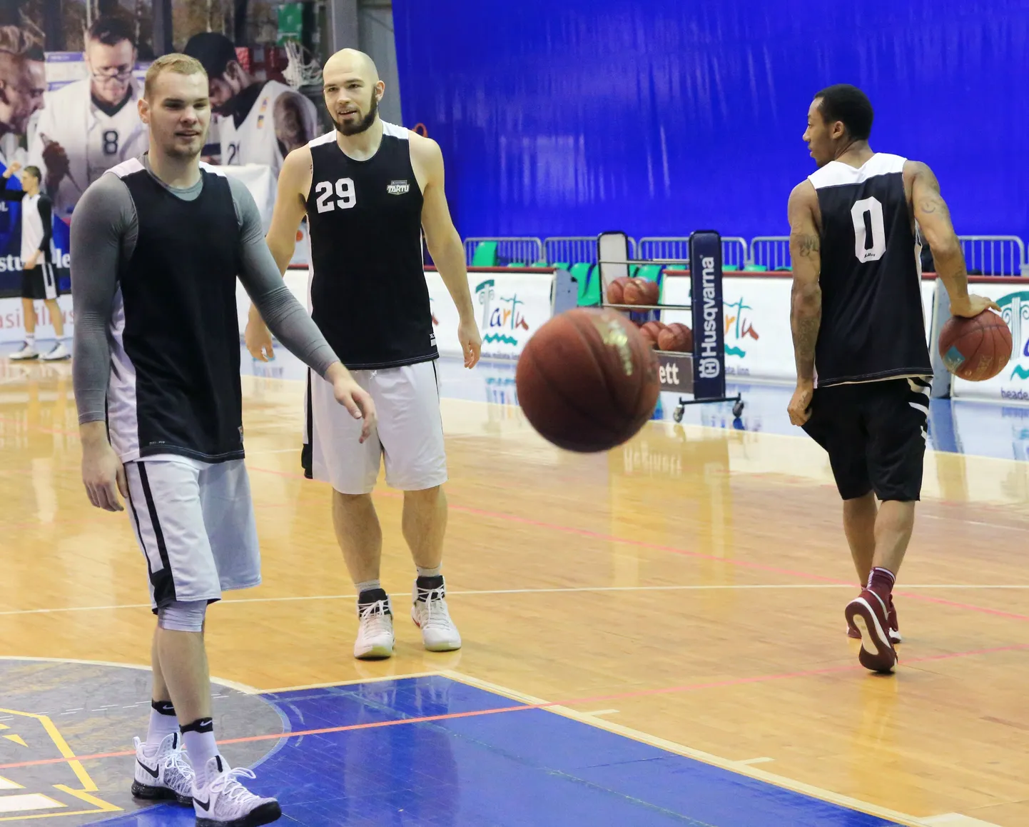 Möödunud reede hommikul harjutasid Tartu ülikooli mängijad ülikooli spordihoones viset. Teiste hulgas Kristen Meister (vasakult), 
Dominykas Milka ja Mandell Thomas.