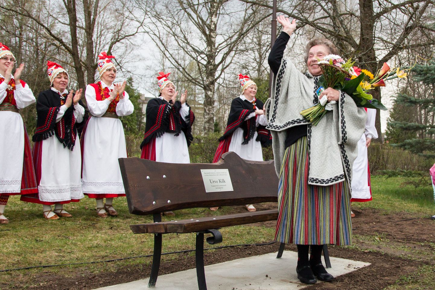 2010. aastal Kohtla-Nõmme valla aukodanikuks nimetatud Urve Kilk sai viis aastat hiljem oma nimega pingi.
