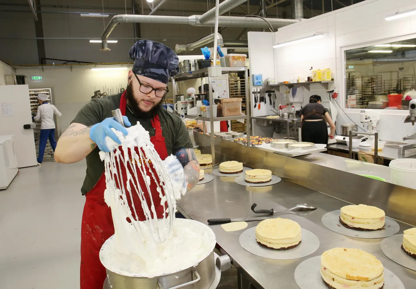 Mattias Cafe pagar-kondiiter Priit Vaitmaa valmistas läinud neljapäeva lõuna ajal suure anumatäie sefiiri, mille ta veidi hiljem vilunult Gustavi vaarika-passionitortidele paigutas. Muide, Gustavi küpsetiste tegemiseks kulub Mattias Cafes aastas miljon muna.