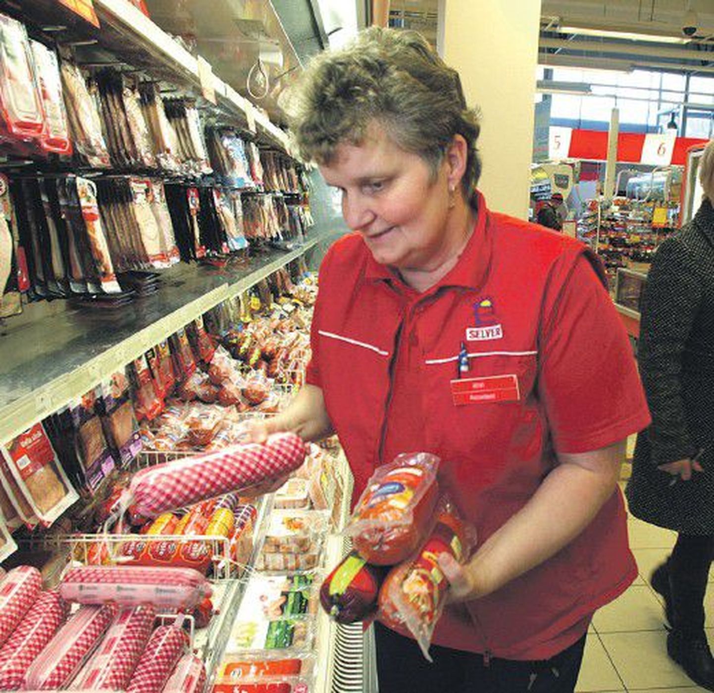 Ассистент мясного отдела Torupilli Selver Айви Матсон показывает, сколько сортов вареной колбасы «Детской» продается в их магазине.