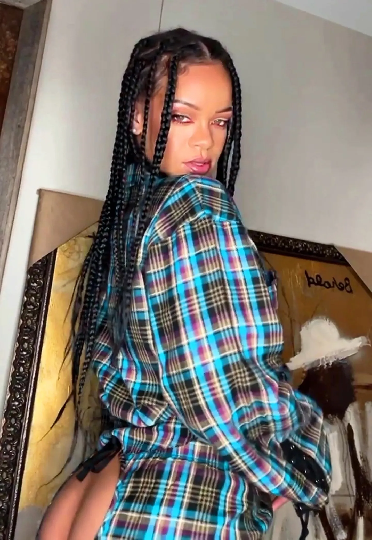 Rihanna näitab pidžaamat.