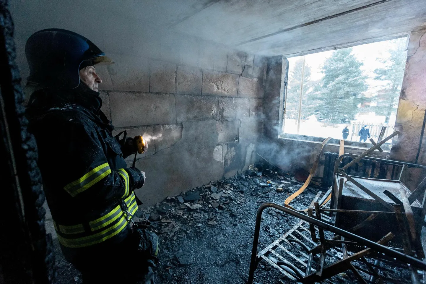 Järva vallas Ahula külas põles kolmekordse maja esimene korrus.