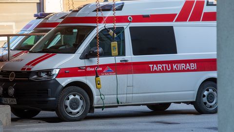 Tallinnas sai vigastada auto ette jooksnud tüdruk