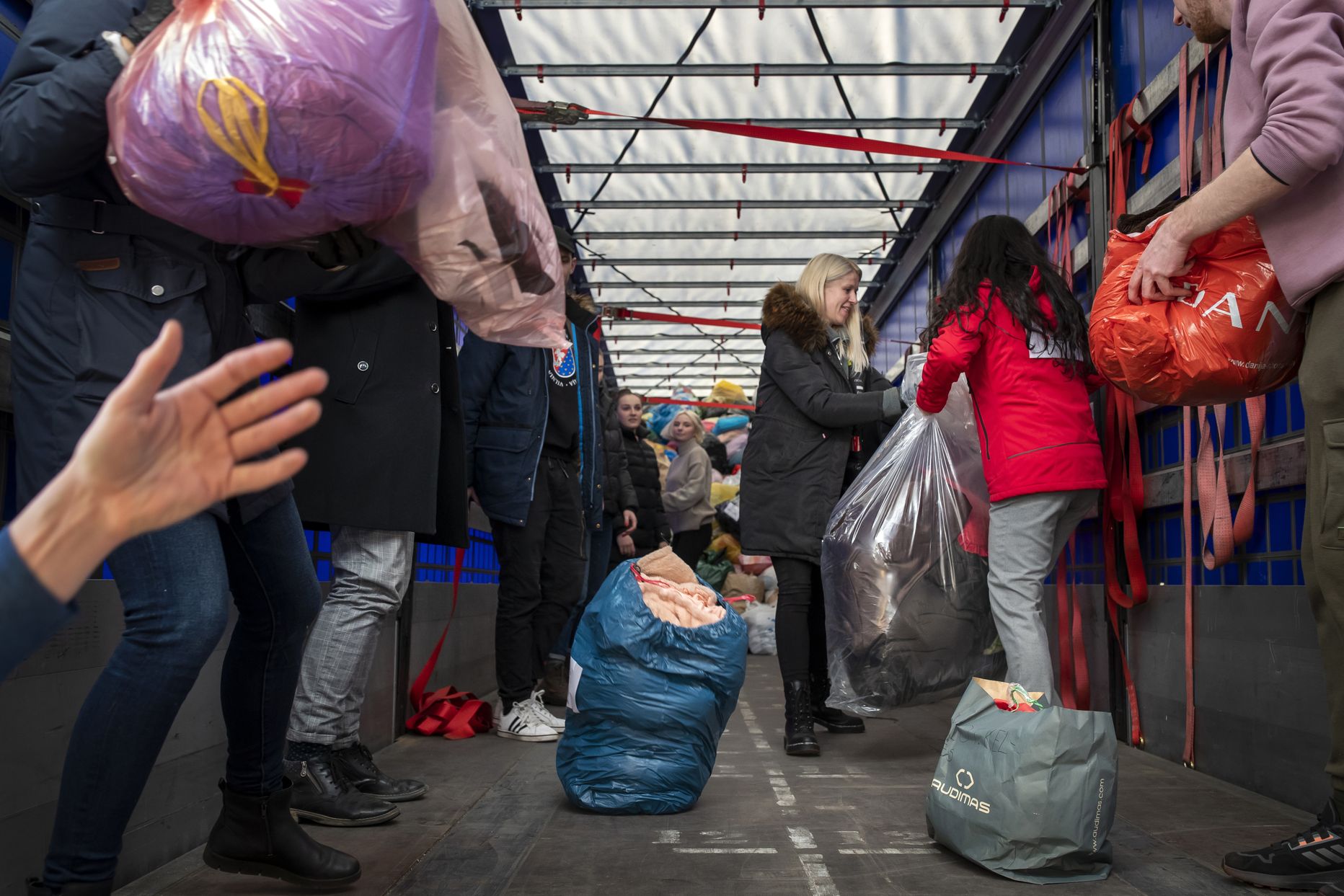 Leedu vabatahtlikud 28. veebruaril kogumas humanitaarabi Ukraina põgenike tarvis.