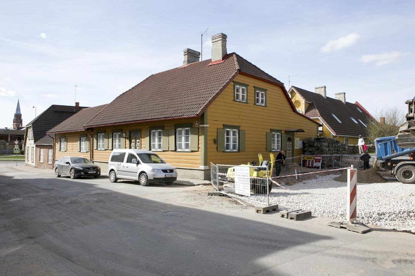Osaühing Hetika pakkus Viljandi kunstikoolile Kauba tänav 12 maja. Praeguseks on ettevõte pakkumise tagasi võtnud.