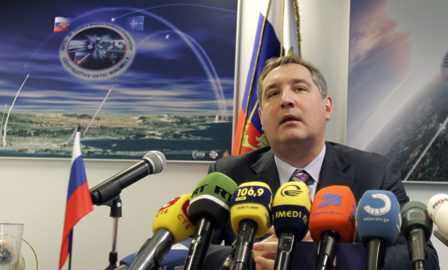 Vene suursaadik NATO juures Dmitri Rogozin andmas pressikonverentsi alliansi peakorteris.