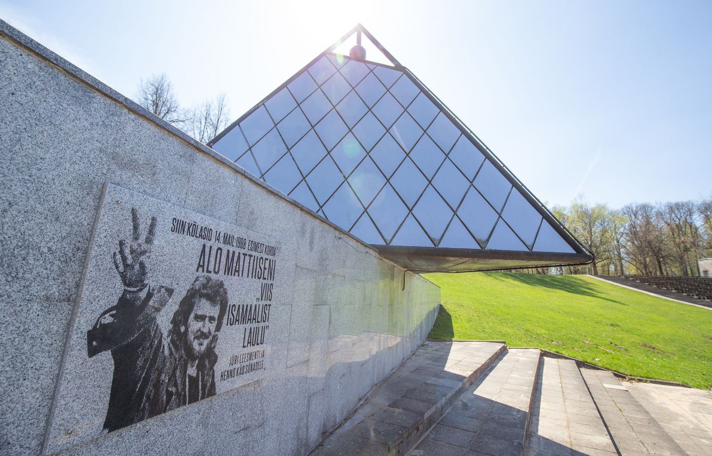 Mälestustahvel on paigaldatud Tartu lauluväljaku tulepüramiidi jalamile.