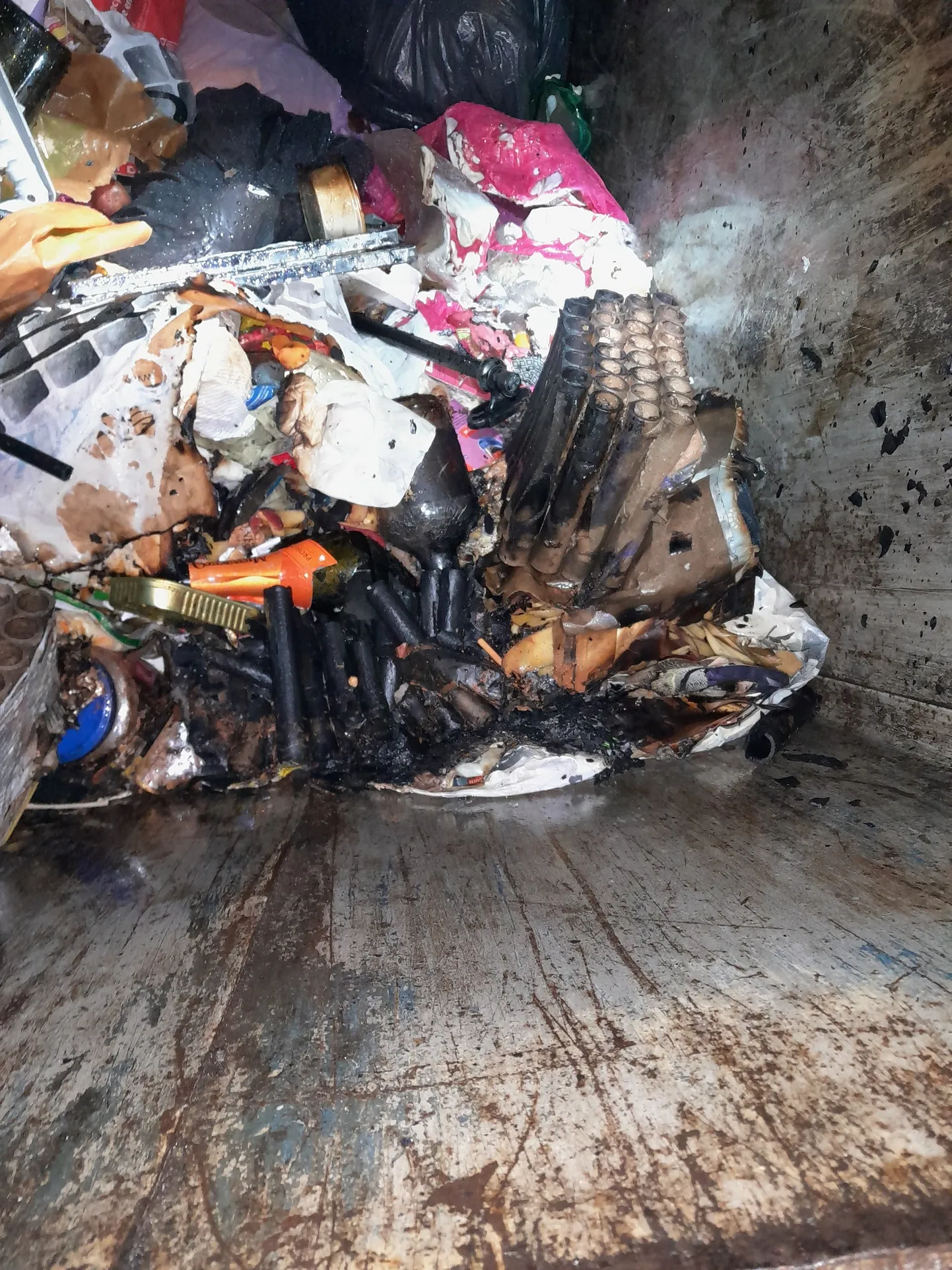 Использованный корпус фейерверка, вызвавший возгорание внутри мусорного контейнера.