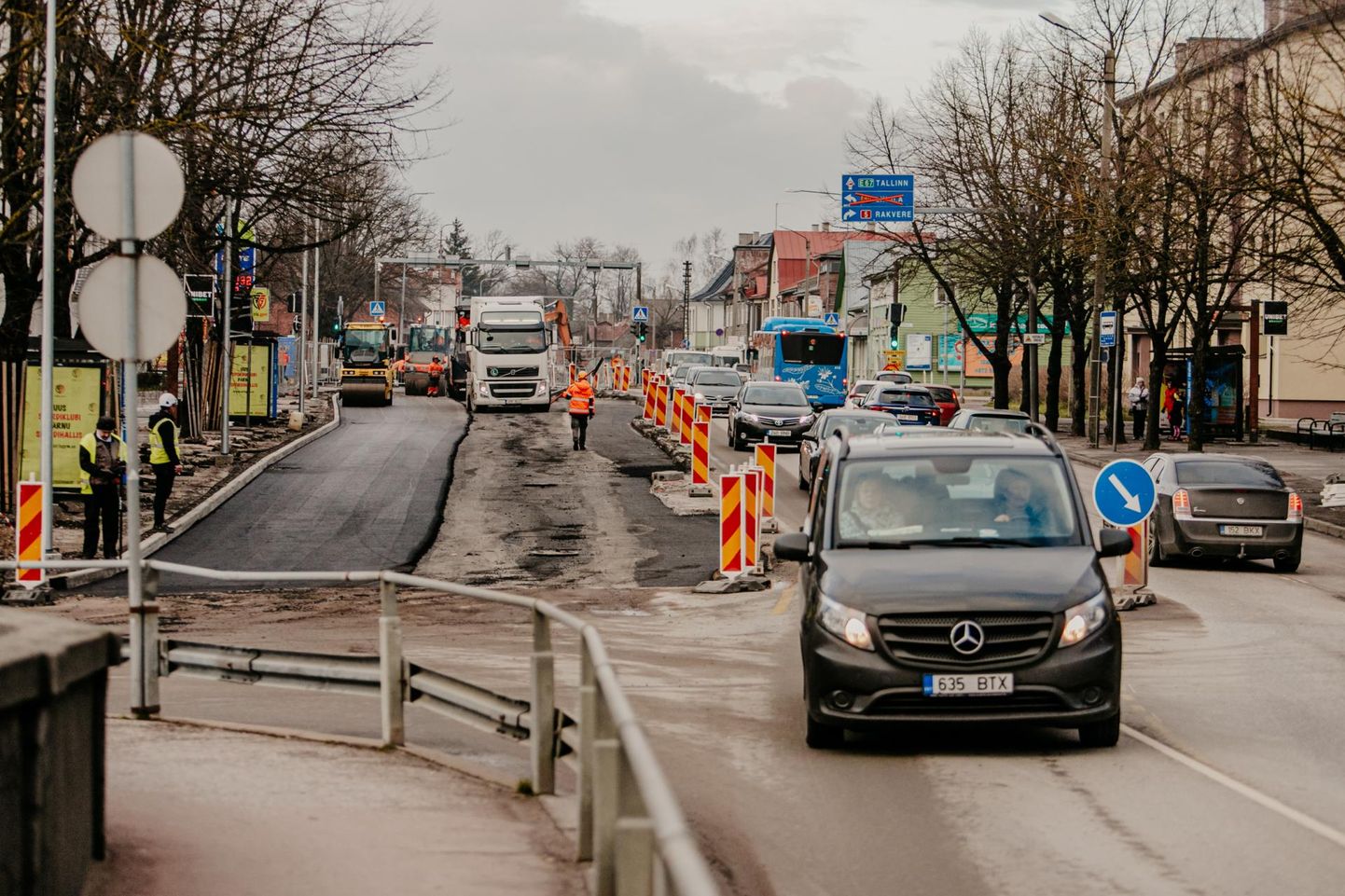 Tallinna maantee ja Jannseni tänava ristmiku rekonstrueerimisel saeti pikema jututa maha kolm pärna.