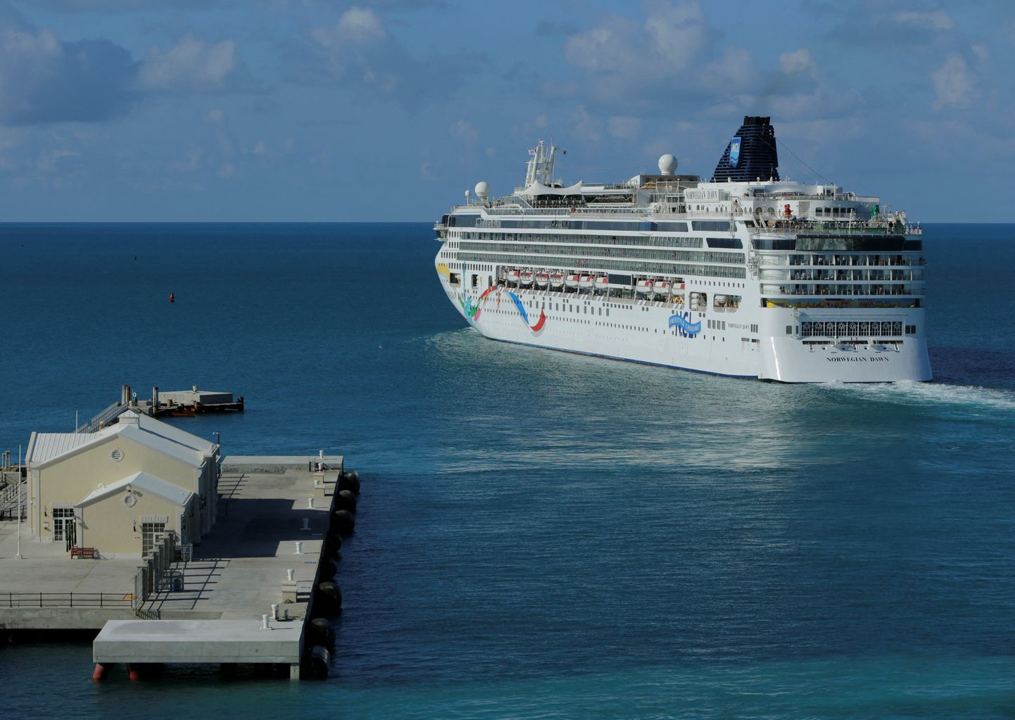Norra kruiisilaev Dawn lahkumas Briti meretaguse ala Bermuda pealinnast Hamiltonist