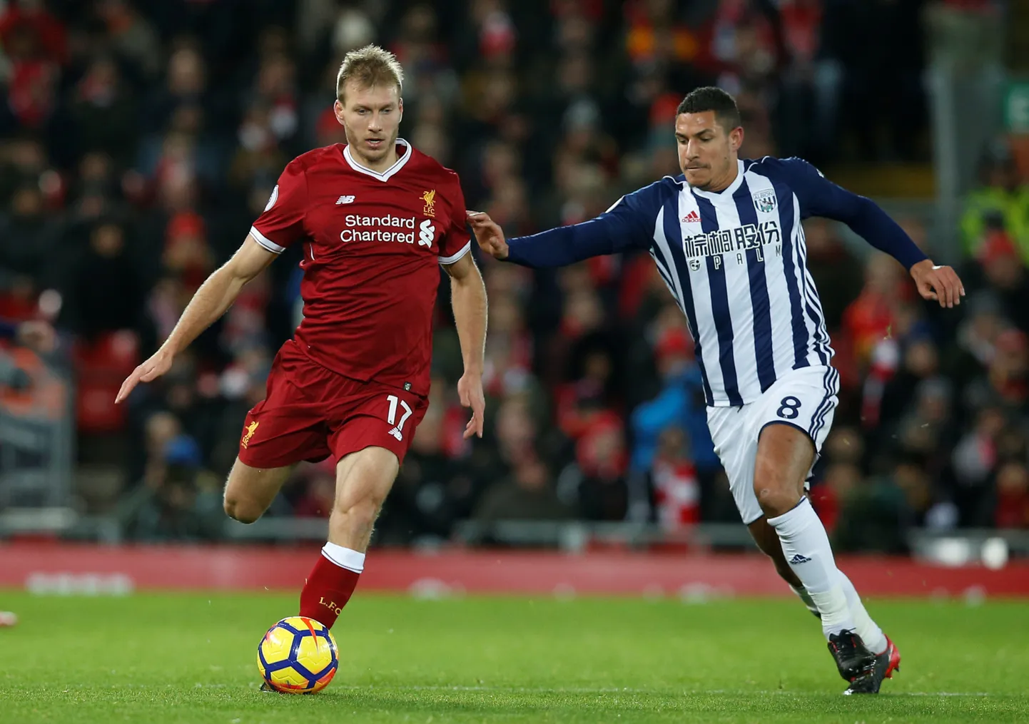 Ragnar Klavan võitlemas West Bromwich Albioni mängija Jake Livermore'iga
