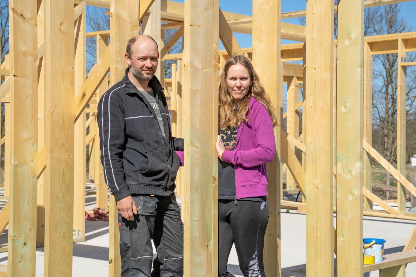 Jaanipäevaks katuse all: Üllar ja Krista Rang oma uue maja ehitusel Piitsi-Karli talus.