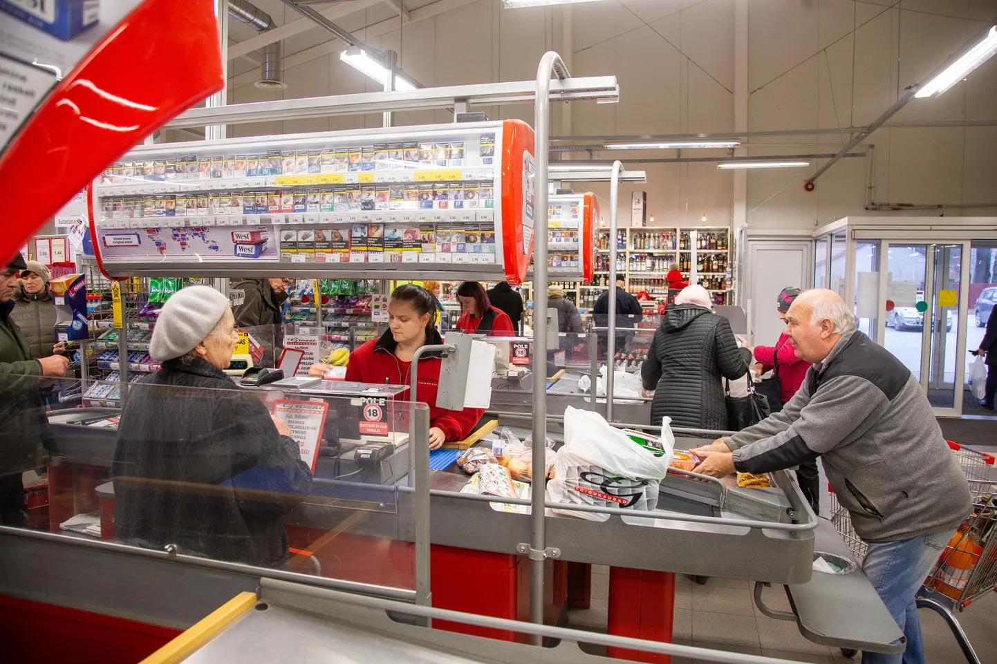Grossi poes töötab tipptunnil nüüd kolm kassat korraga, sest muidu veniksid järjekorrad liiga pikaks.