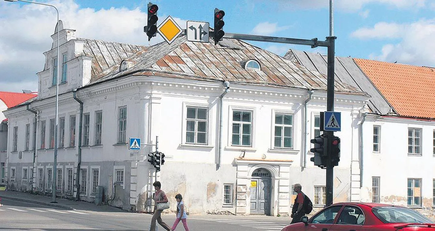 2008. aasta lõpul hakkasid töömehed majale punasest kivist katust panema. Rahastamisraskuste tõttu aeglaselt kulgev töö jäi lõpuks pooleli ja nüüd on osa hoonet vihma ja lume eest kaitseta. Mõnes ruumis on lagi juba sisse langenud.
