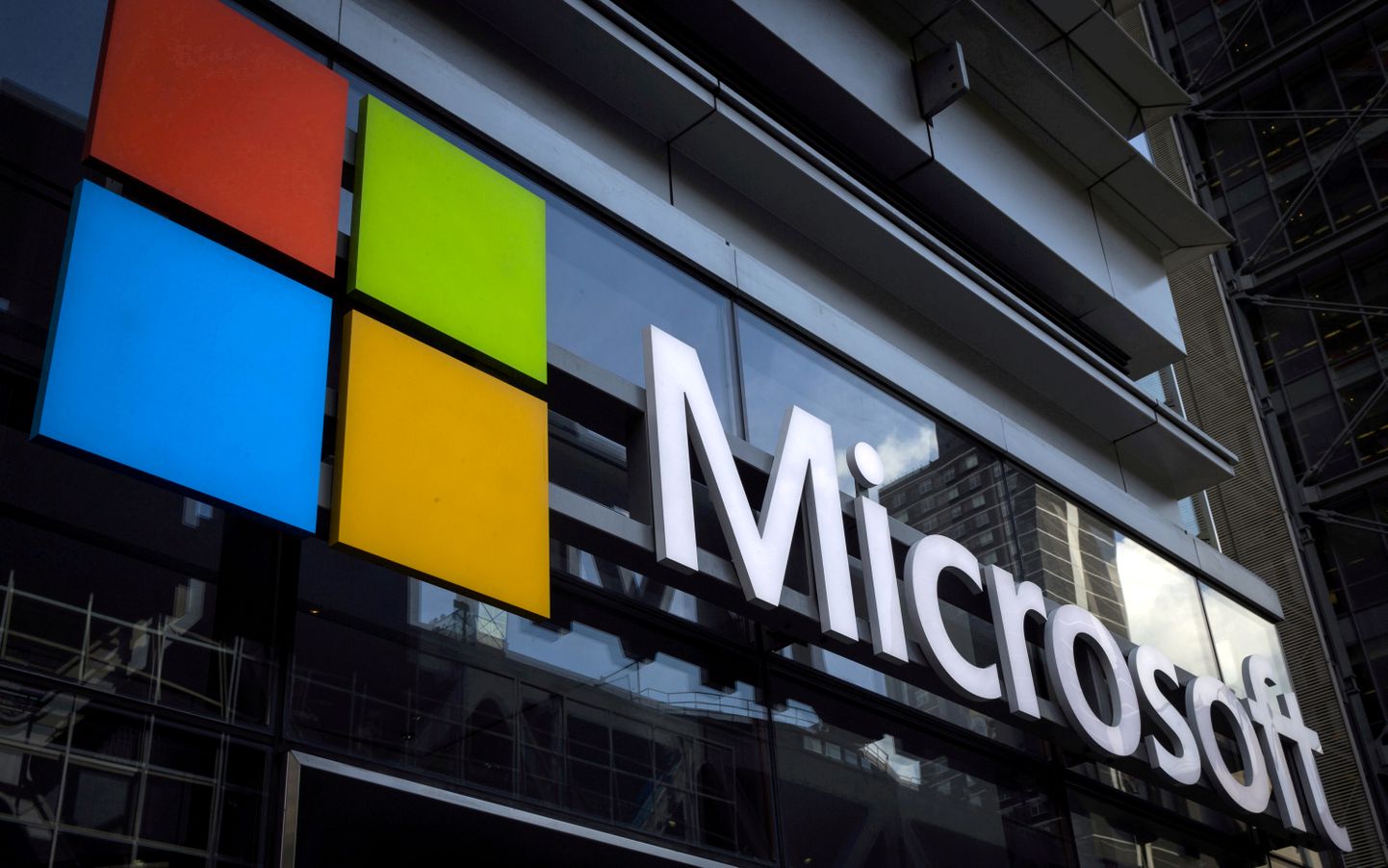 Microsoft logo uz biroja ēkas. Ilustratīvs attēls