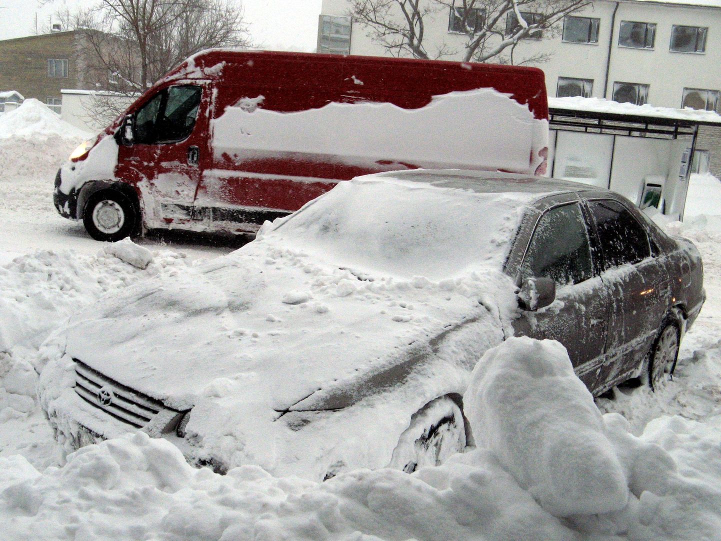 Talve eel tuleb autosse valmis panna kindlasti jääkaabits ja lumelabidas.