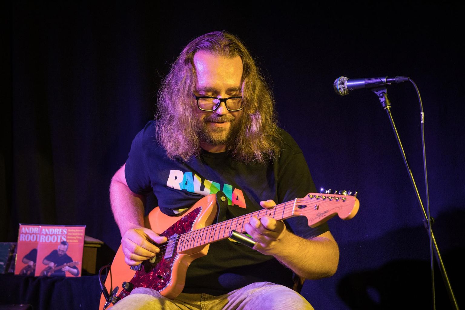 Andres Roots on tunnustatud Eesti kitarrist ja maailmakuulus bluusimängija.