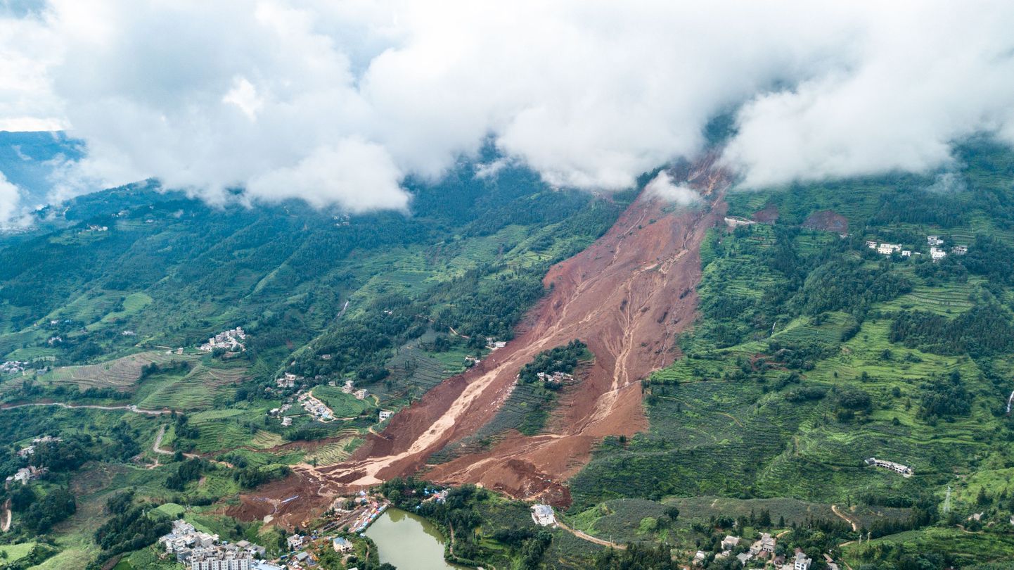 Edela-Hiina Guizhou provintsi Pingdi küla õnnetuspaik 26. juulil.