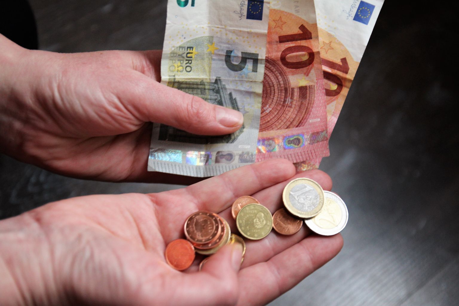 Maksuvaba tulu sõltub nüüd aastasest sissetulekust. Vähem kui 14 400 euro suuruse aastatulu puhul on maksuvaba 500 eurot kuus.