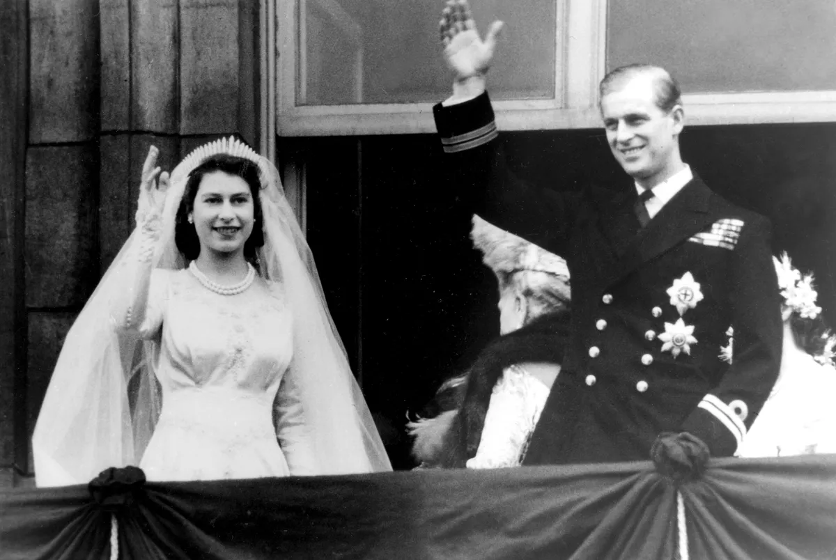 Kuninganna Elizabeth II ja prints Philip lehvitavad Buckinghami palee rõdult oma pulmapäeval 20. novembril 1947.