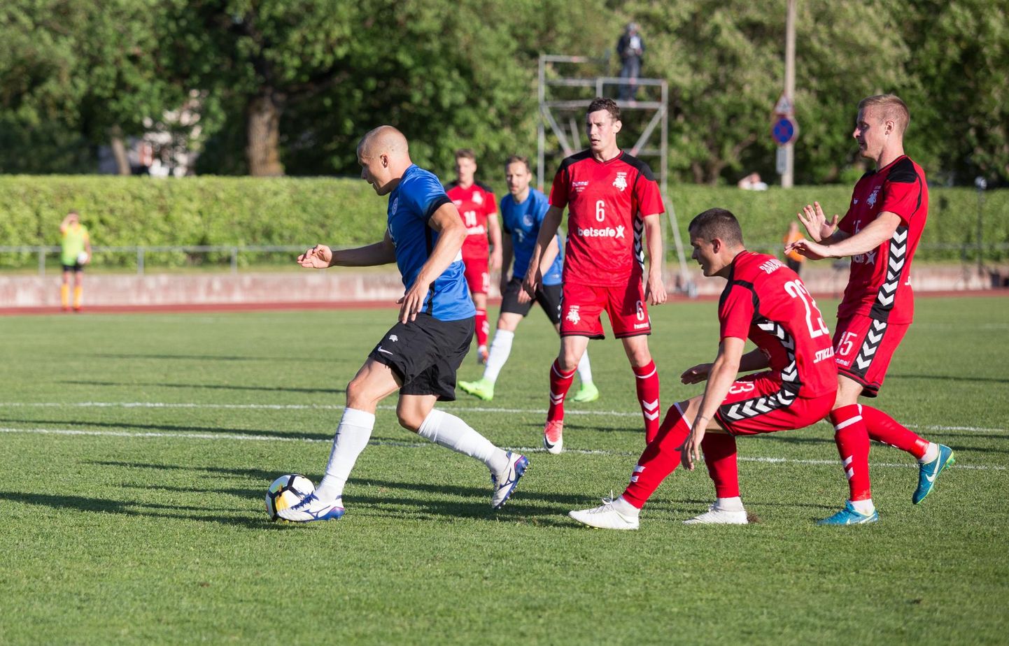 Kohe-kohe läheb Eesti kohtumist 1:0 juhtima. 23. minutil kandis vilja koostöö Henrik Ojamaa ja Henri Anieri vahel.