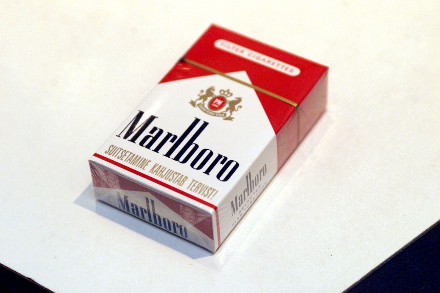 TLNPM01: SUITSUPAKK: TALLINN, EESTI,13 FEB01-
Sigaret Marlboro. Valitsus kavandab juuli algusest t