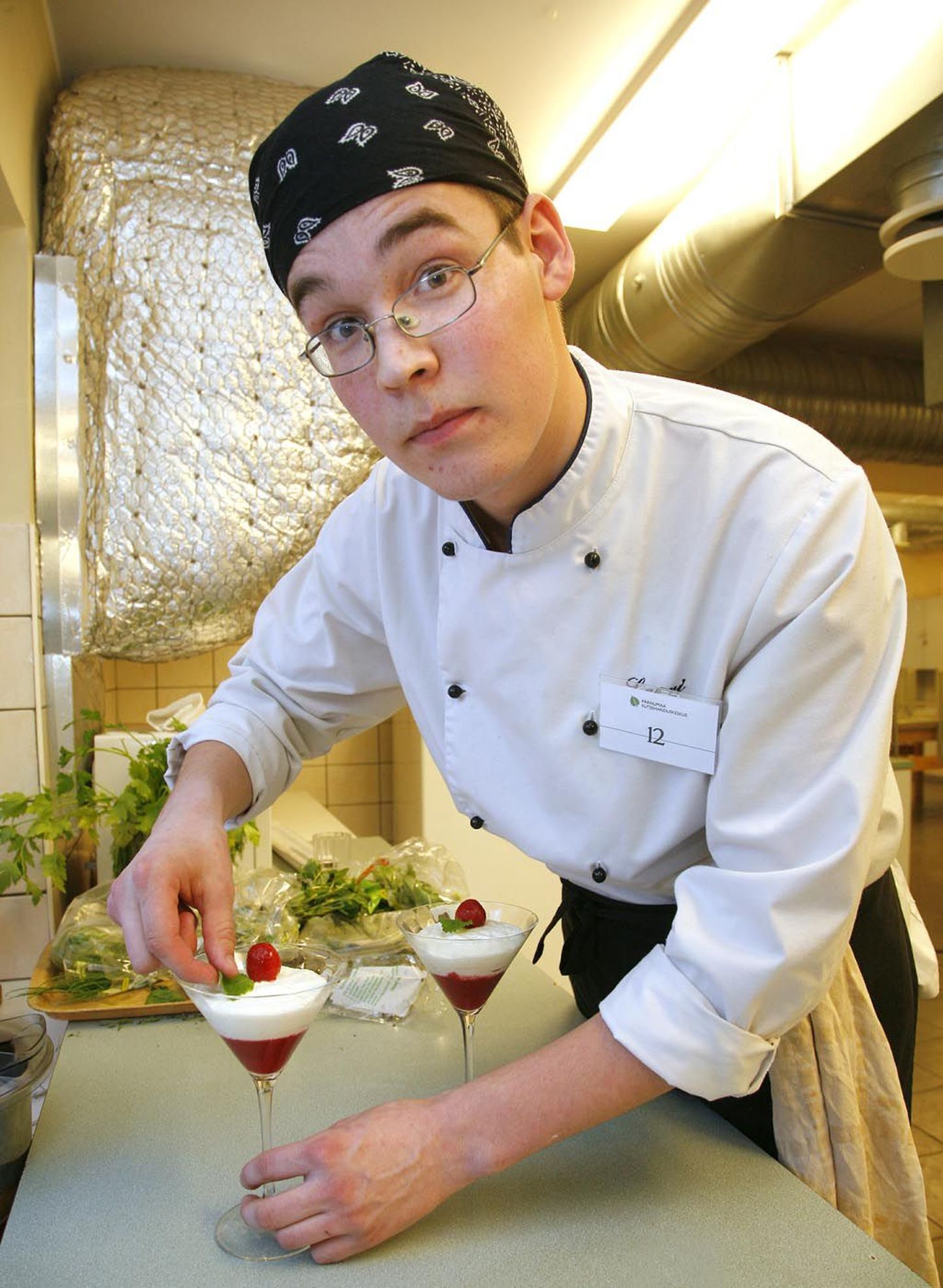 Kutsehariduskeskuse kokanduseriala lõpetaja Lauri Loorentsi eksam tipnes valge šokolaadi desserdiga.
