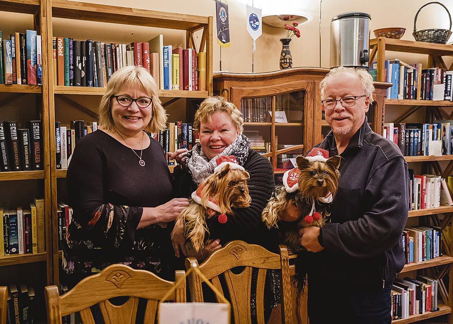 Pärnu Soome seltsi raamatukogu on seltsi liikmete üks kokkusaamiskohti, kus toimuvad ka eesti keele tunnid. Raamatukogu tutvustasid Kaija Rytkönen (vasakul) ning Sirpa ja Joukka Virtanen, süles oma päkapikk-koerad Lilli ja Mette.