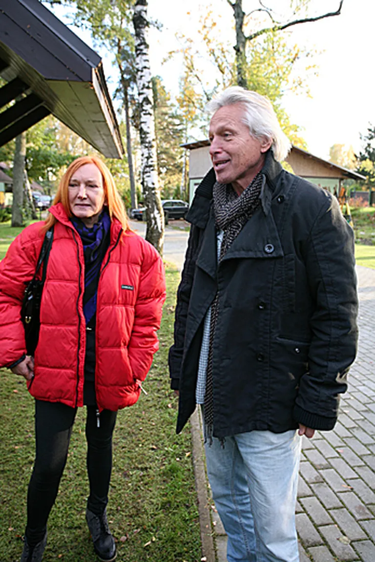 Irēna Pulkinena ar savu draugu, uzņēmēju Oskaru Barševski no savas vasaras mājas Skultē taisnā ceļā apmeklēja bijušā Rīgas mēra Gundara Bojāra jaunā projekta atklāšanu pašā Baltezera krastā. Pēdējā laikā aizvien biežāk Irēna savu šiko garderobi iemaina pret vienkāršāku apģērbu, jo pati savām rokām darbojas jaunuzceltajā vasaras mājā