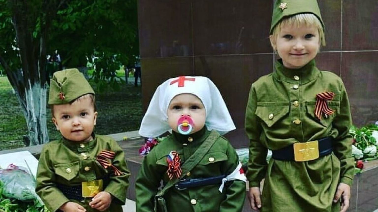 Маленькие россияне празднуют разгром фашистов.