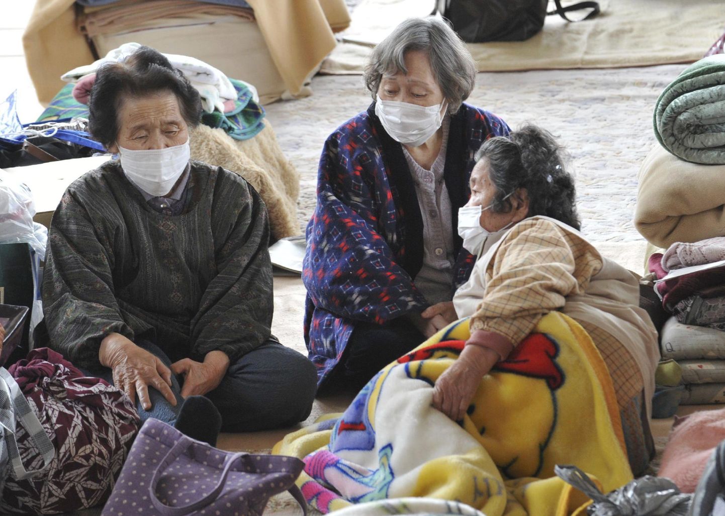 Tsunamist eluga pääsenud eakad jaapanlased evakuatsioonikeskuses Kesennumas