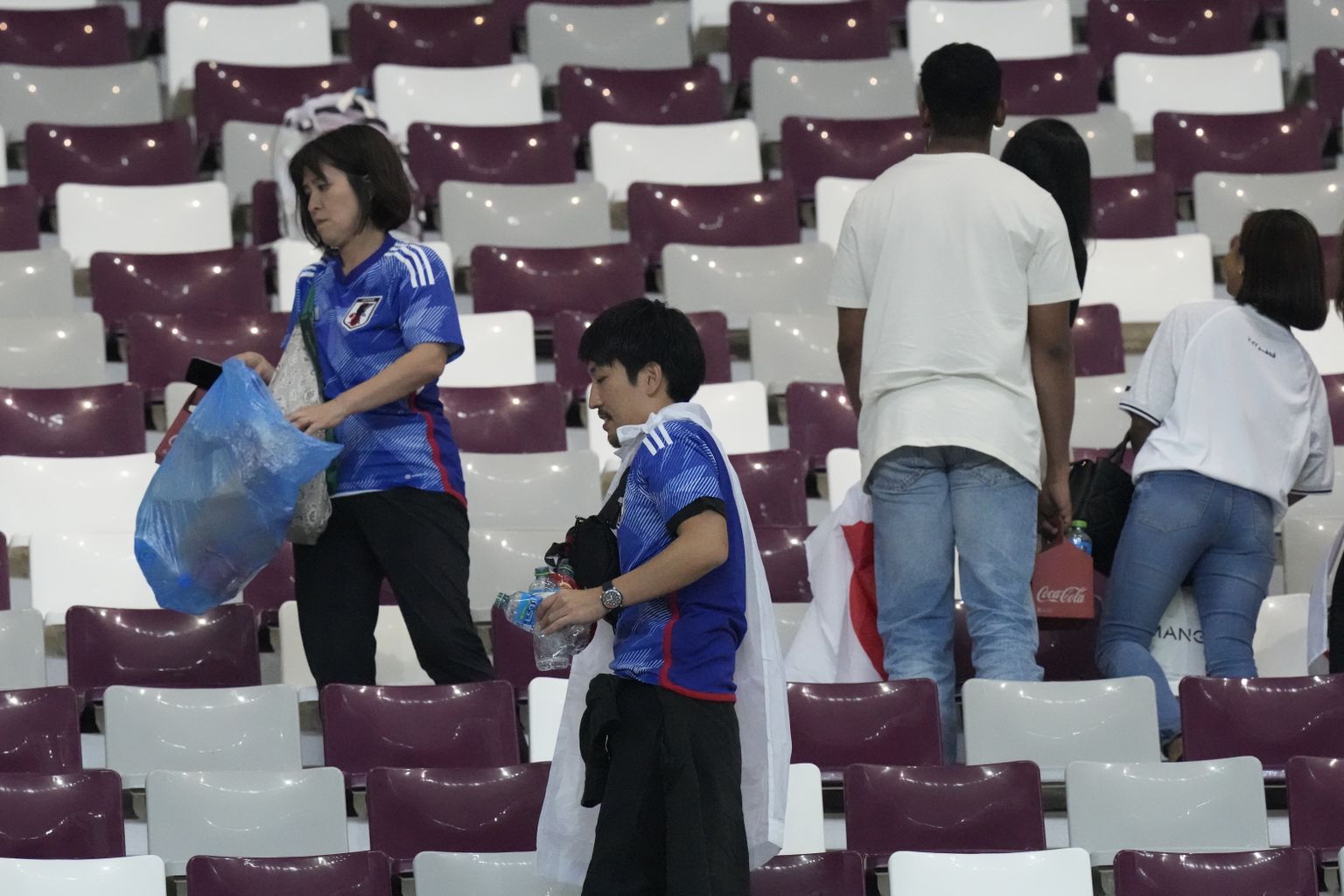 Japānas futbola fani sakopj aiz sevis stadionu