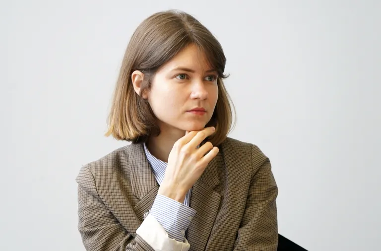 Dzejniece un ilustratore Lote Vilma Vītiņa piedalās preses konferencē, kurā paziņo Latvijas Literatūras gada balvas nominantus, speciālbalvas un mūža balvas ieguvējus. 2023. gada 4. aprīlis.