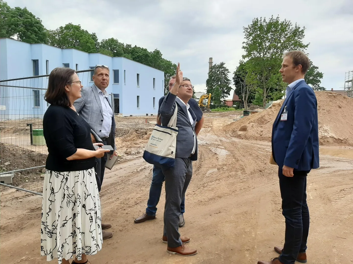 Viljandi ja Kuressaare haiglajuhid käisid uudistamas Jämejalal valmivaid haiglahooneid.