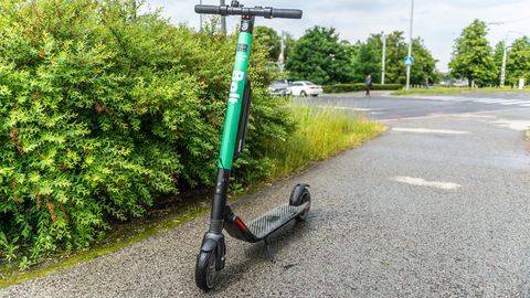 KLÕPS ⟩ Jaburuse tipp! Bolti elektritõukeratas «pargiti» otse auto kapotile