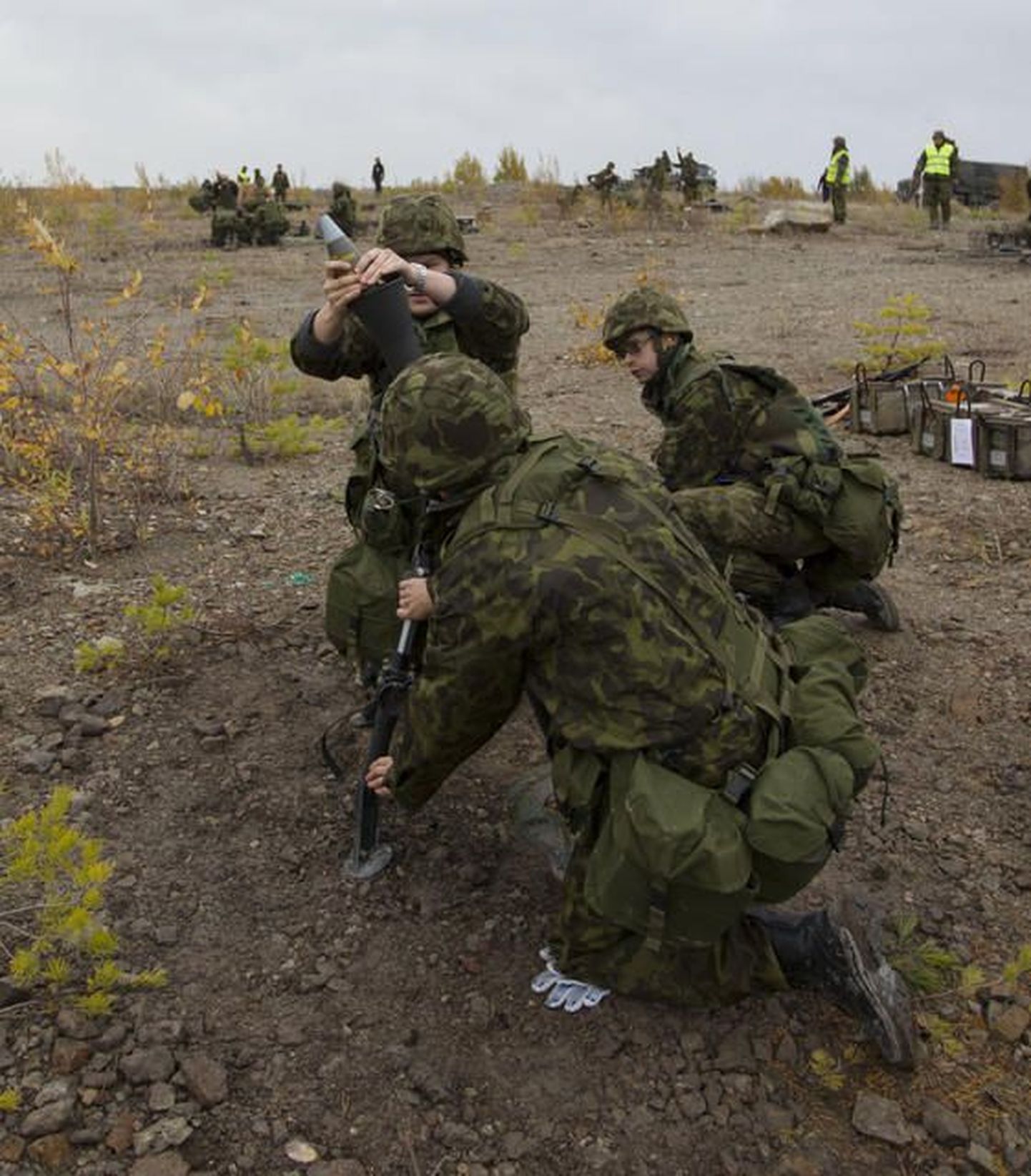 Reservväelased harjutavad õppekogunemisel Läänetorm lahinglaskmist.