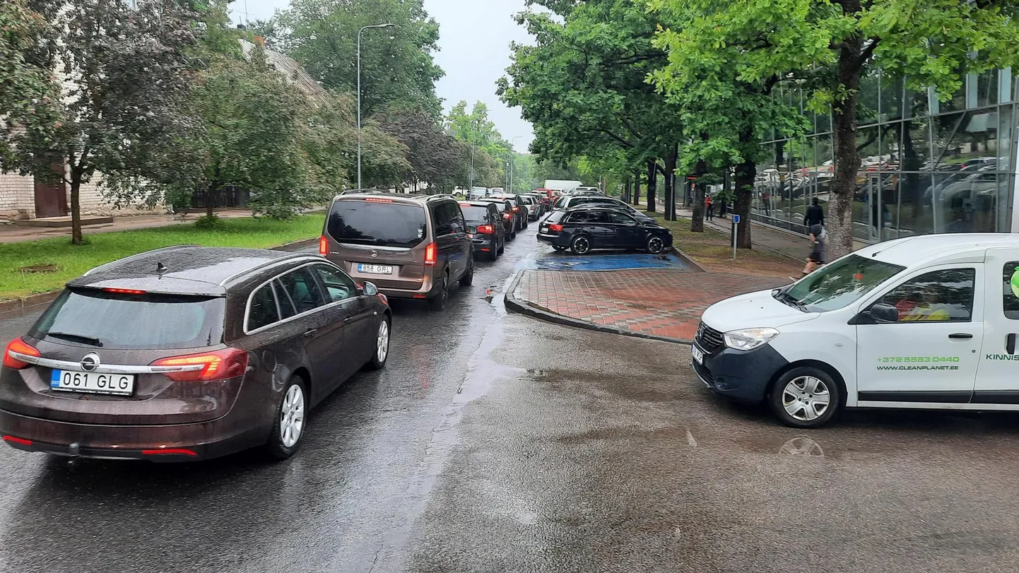 Viljandi turu ümbruses oli neljapäeva lõuna ajal tavatult palju autosid.