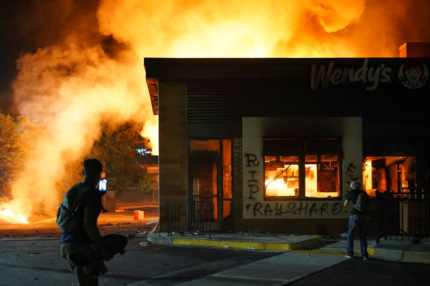В Атланте протестующие подожгли ресторан, у которого полиция застрелила Рейшарда Брукса.