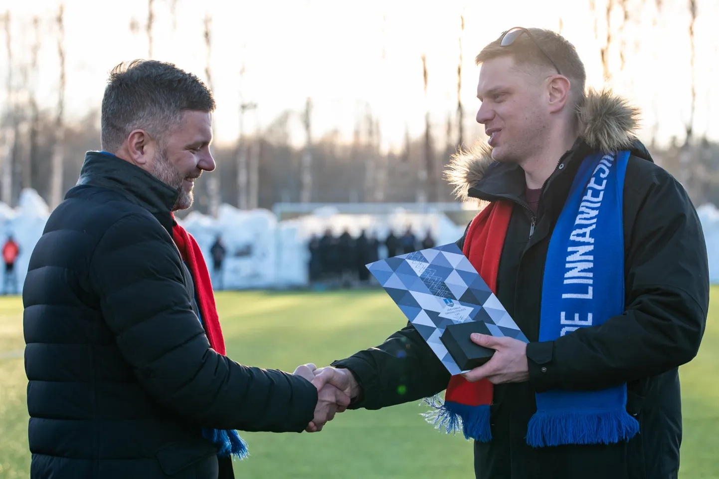 Ettevõtja ja jalgpalliklubi Paide linnameeskond president Veiko Veskimäe (vasakul) võtab Premium liiga matši eel Järvamaa omavalitsuste liidu esimehelt Priit Värgilt vastu maakonna kõrgeima autasu – Järvamaa vapimärgi.