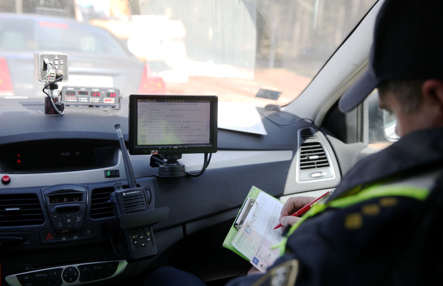 Valsts policists sastāda protokolu automašīnas vadītājam par braukšanas ātruma pārsniegšanu ātruma kontroles maratona laikā, kas Latvijā norisinās pirmo reizi.