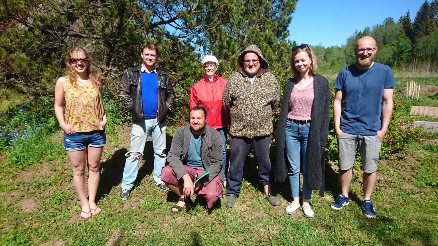 Näitemänguseltskonda kuuluvad Paula Solvak (vasakult), Imre Õunapuu, Agu Trolla, Silvi Jansons, Tarmo Tagamets, Mailiis Laur ja Vootele Ruusmaa.