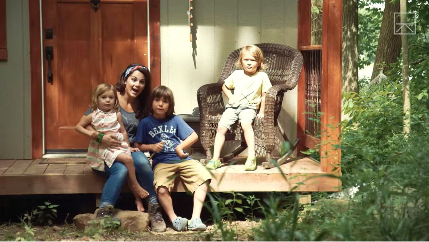 Kelley Lewis lastega oma kodu trepil.