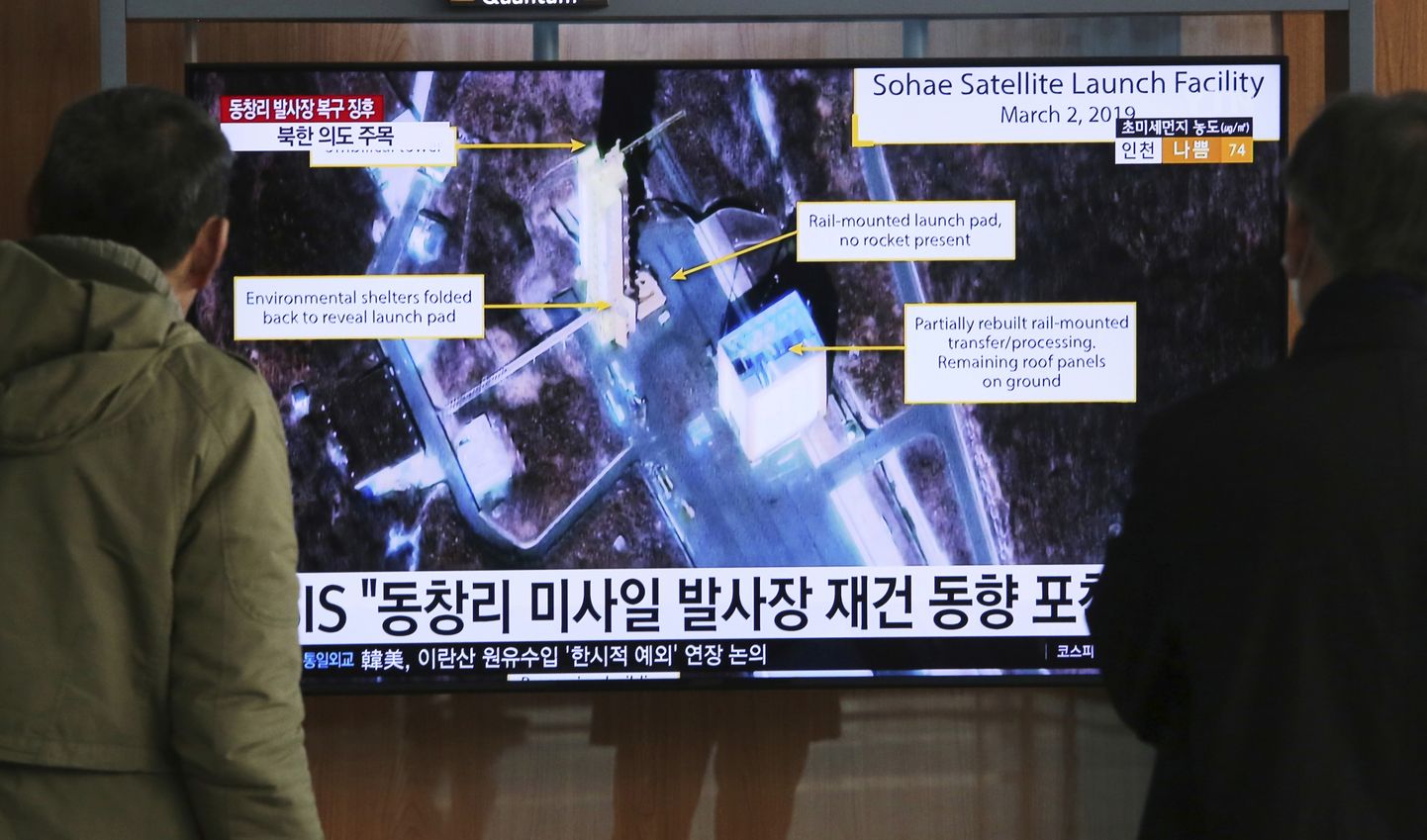 Põhja-Korea viis Sohae satelliitide ja kaugmaarakettide stardikompleksis läbi järjekordse «otsustava katsetuse», teatas riigimeedia laupäeval. Mehed Souli raudteejama teleekraanilt uudist jälgimas.