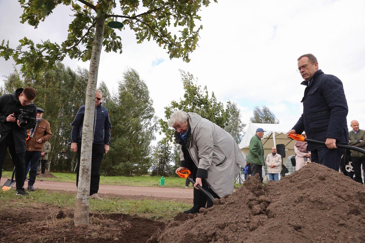 Tartu 2020. aasta ja 2021. aasta aukodanikud istutasid tammesid.