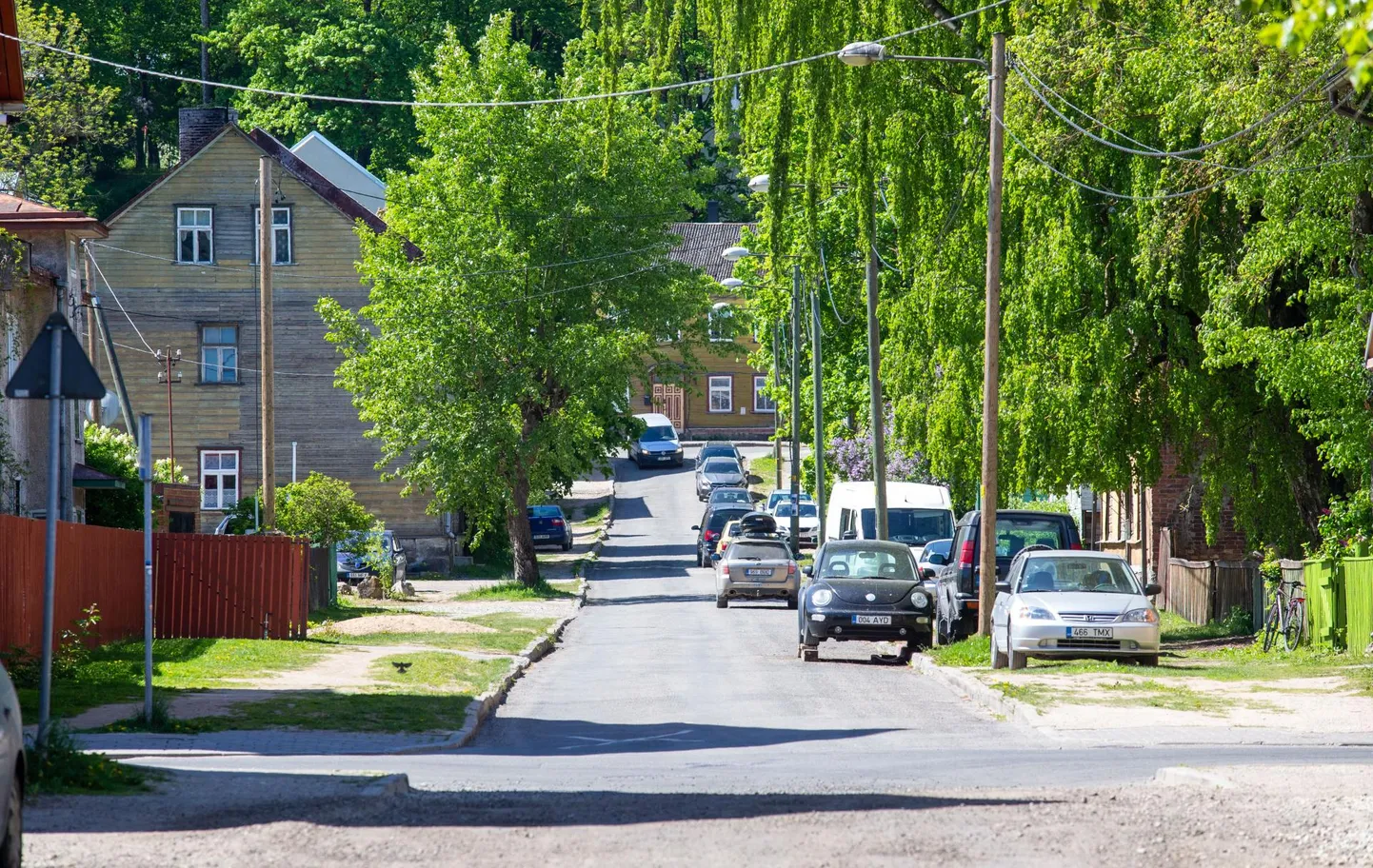 Nagu tavaks, oli kõnniteedeta Marja tänav ka eile autosid nii tihedalt täis pargitud, et jalakäijatele seal ruumi polnud. Peagi peaks olukord muutuma.