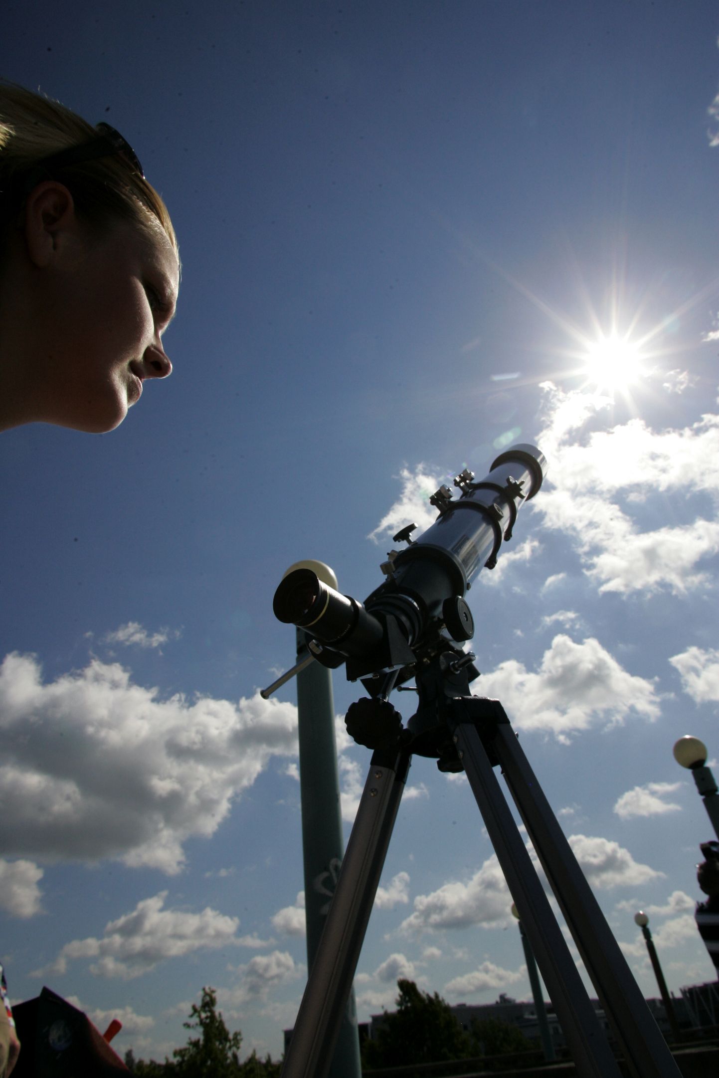 Astronoomiahuvilised päikesevarjutust vaatlemas.